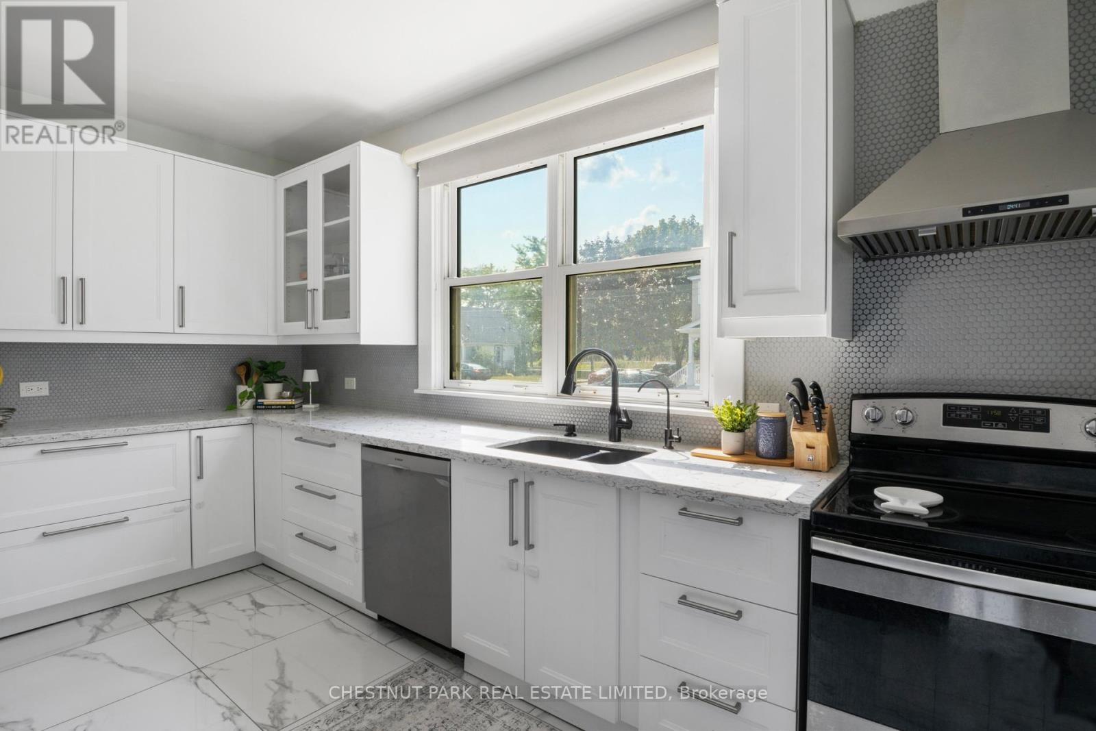 11 Fairview Road, Grimsby (Grimsby Beach), Ontario  L3M 3L1 - Photo 16 - X12496202