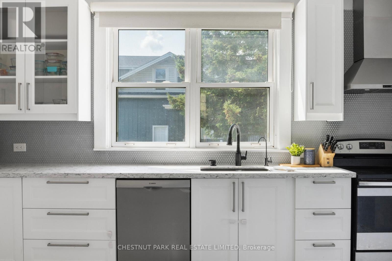 11 Fairview Road, Grimsby (Grimsby Beach), Ontario  L3M 3L1 - Photo 17 - X12496202