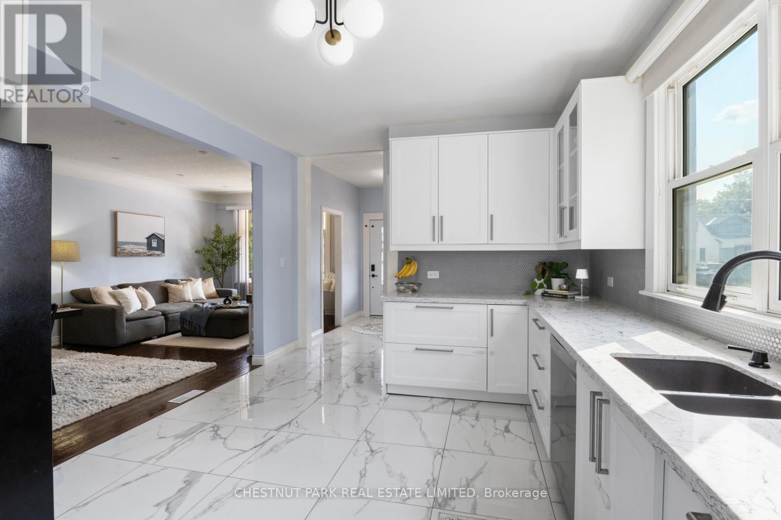 11 Fairview Road, Grimsby (Grimsby Beach), Ontario  L3M 3L1 - Photo 18 - X12496202