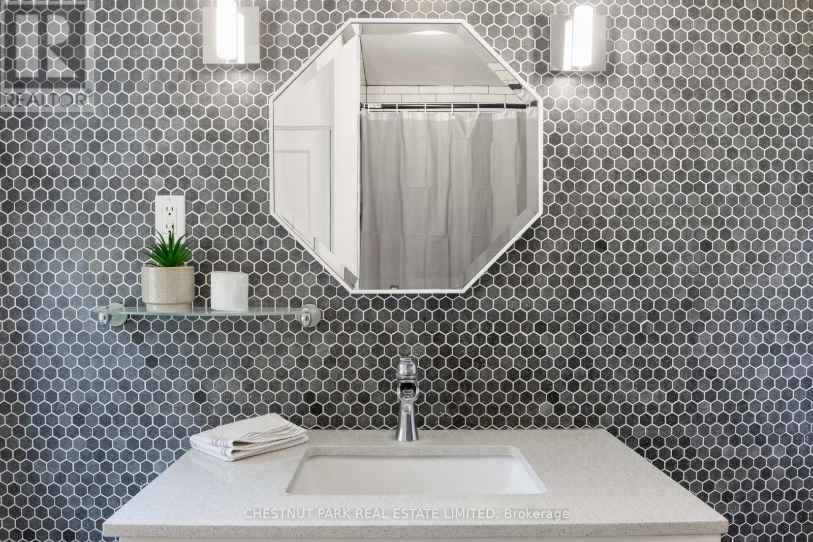 11 Fairview Road, Grimsby (Grimsby Beach), Ontario  L3M 3L1 - Photo 20 - X12496202