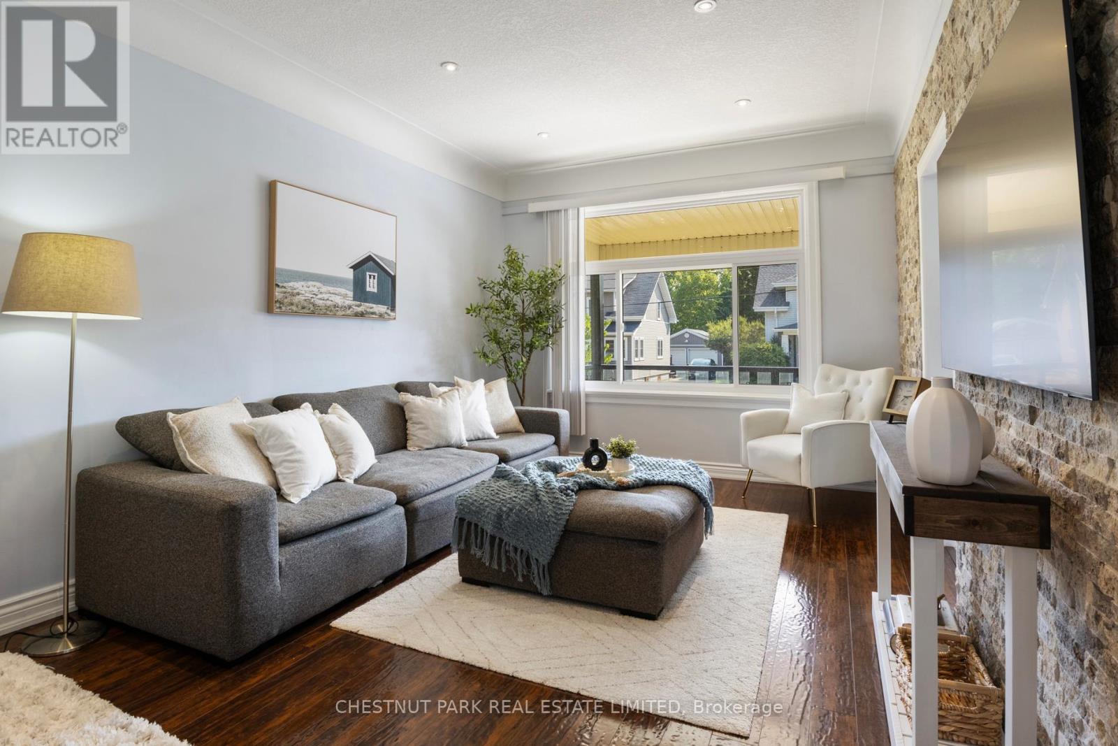 11 Fairview Road, Grimsby (Grimsby Beach), Ontario  L3M 3L1 - Photo 9 - X12496202