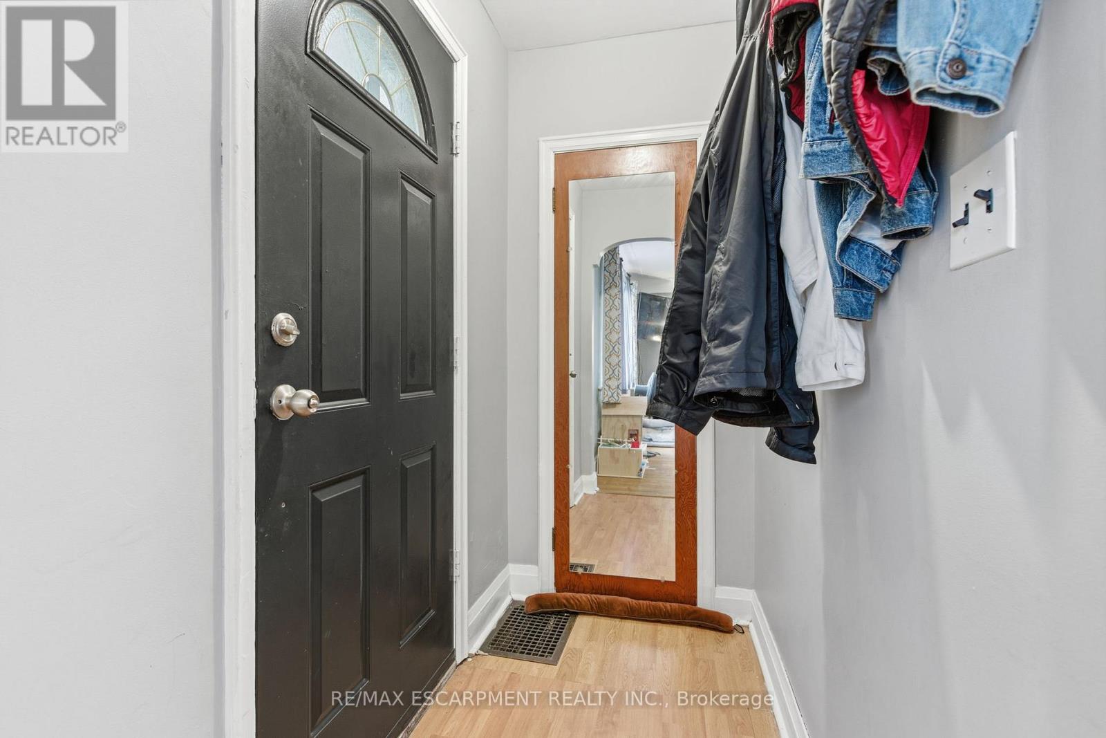 58 Seven Oaks Drive, Hamilton (Hill Park), Ontario  L9A 4E2 - Photo 4 - X12496214