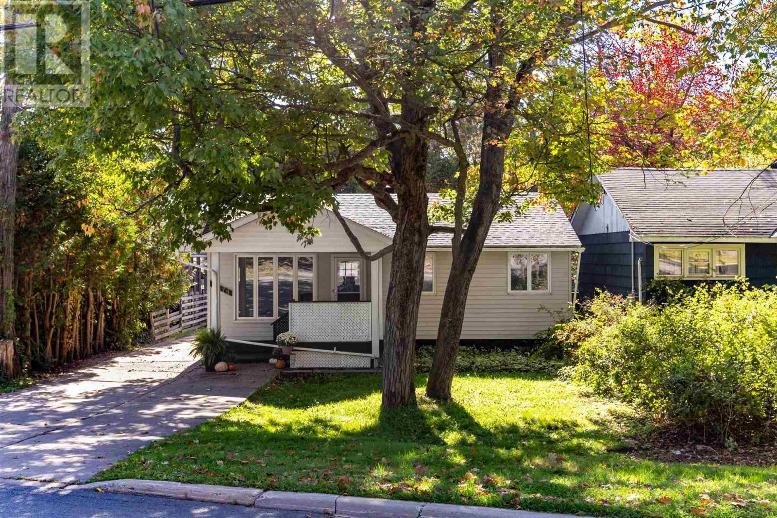 1579 Queen St E, Sault Ste. Marie, Ontario  P6A 2G5 - Photo 2 - SM252899