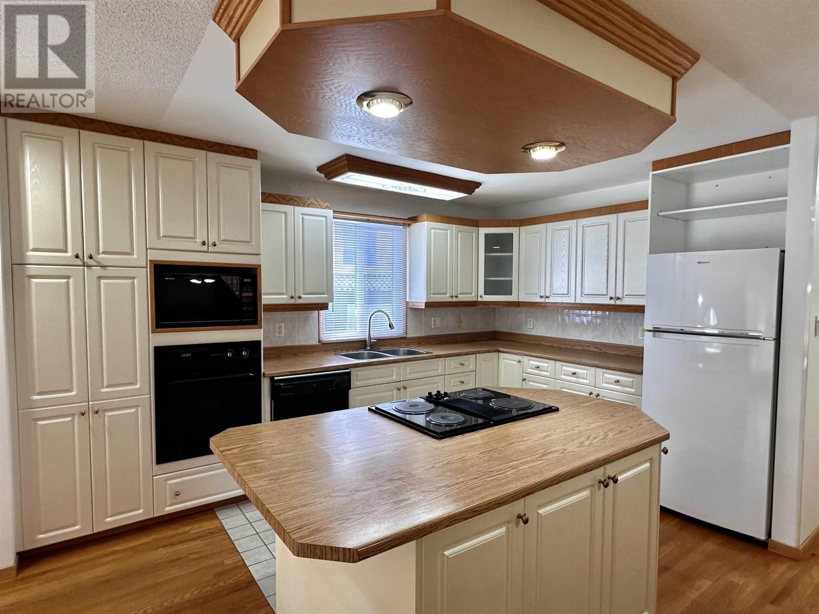 71 Lawrence Ave, Elliot Lake, Ontario  P5A 3R1 - Photo 3 - SM252101