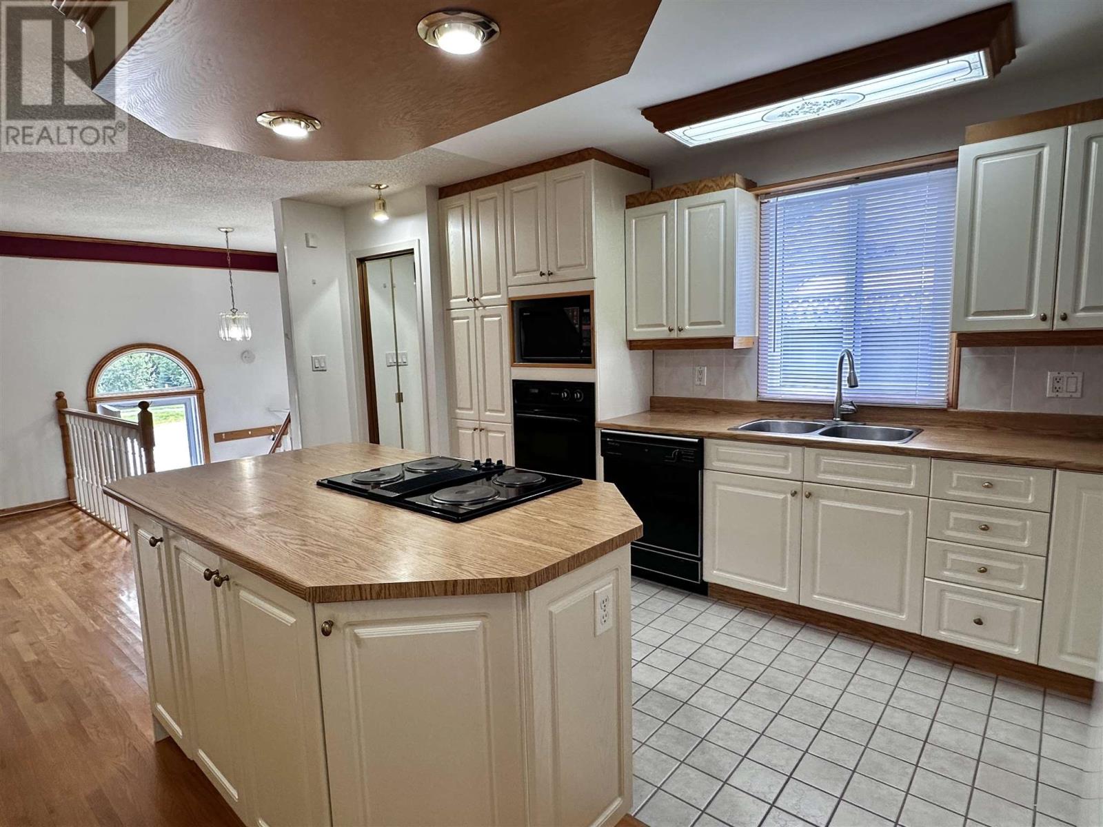 71 Lawrence Ave, Elliot Lake, Ontario  P5A 3R1 - Photo 5 - SM252101