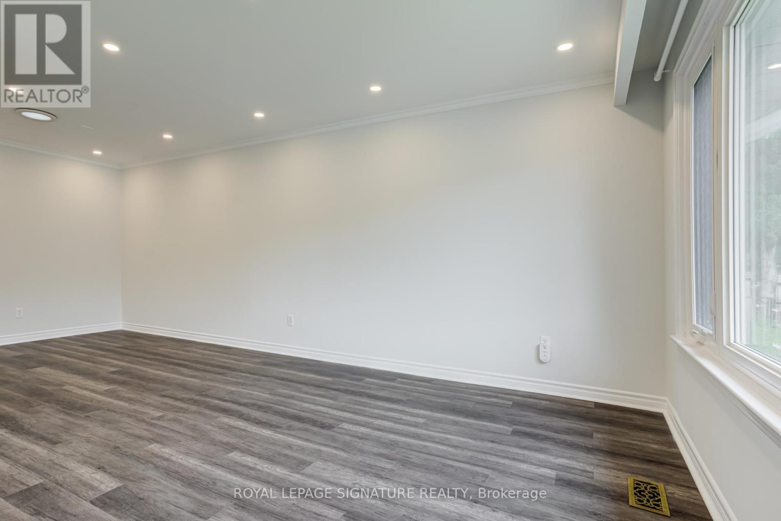 Main - 144 Willow Lane, Newmarket, Ontario  L3Y 4J3 - Photo 4 - N12496400