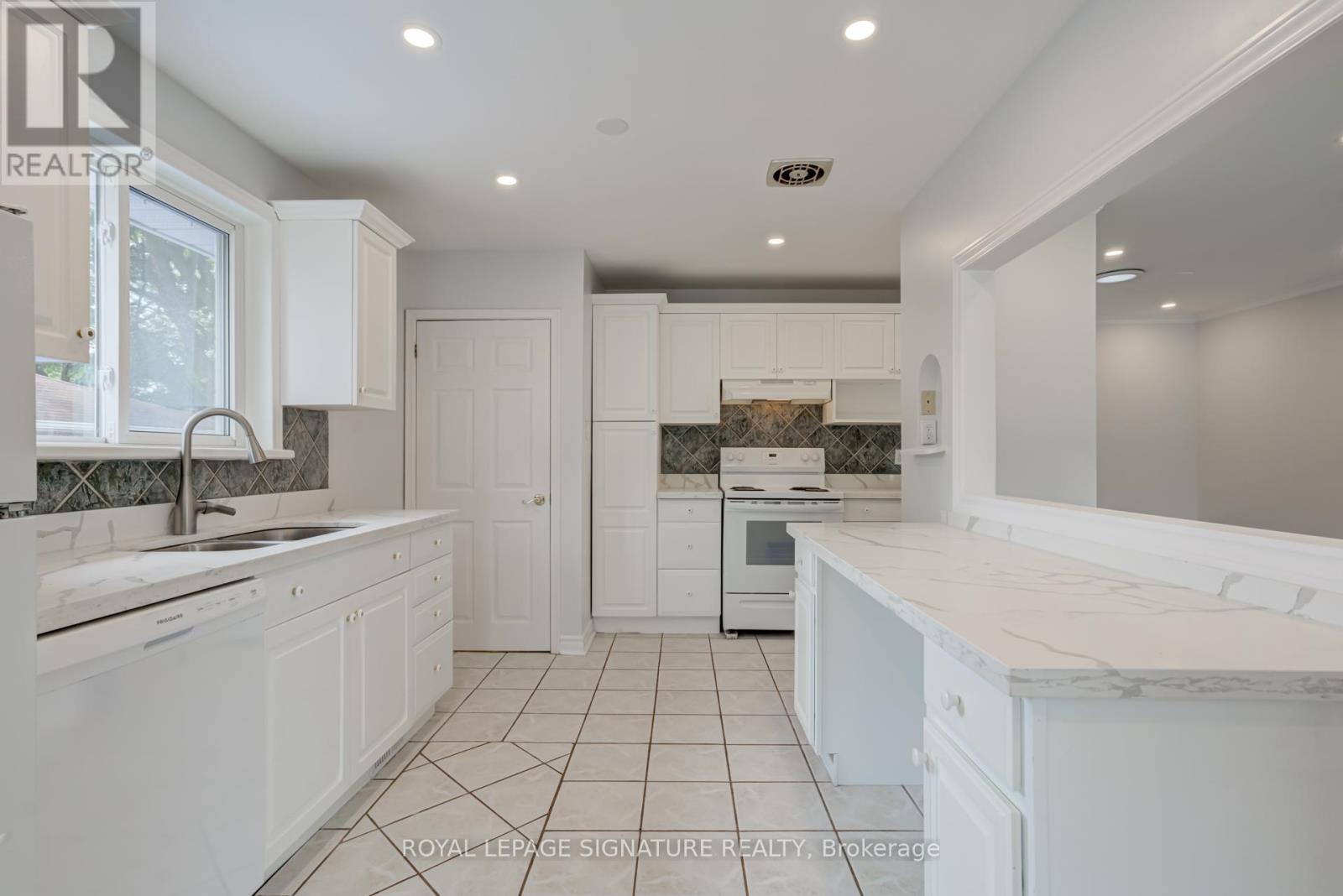 Main - 144 Willow Lane, Newmarket, Ontario  L3Y 4J3 - Photo 9 - N12496400