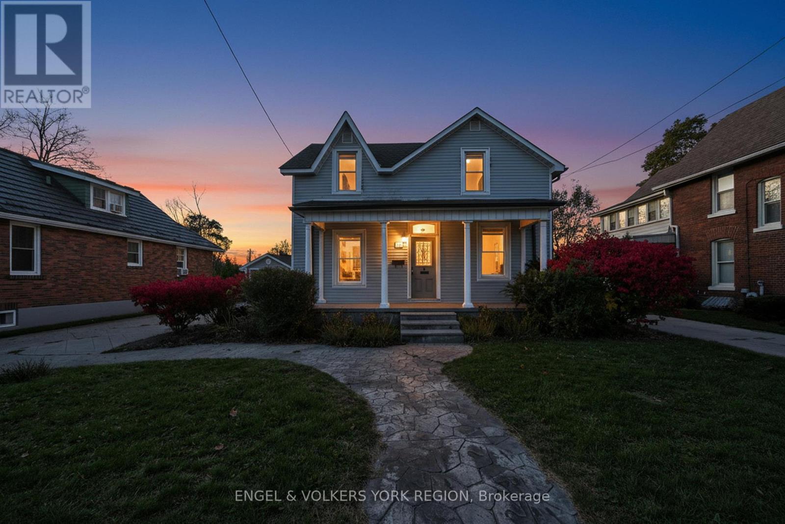 52 Parkside Drive, Barrie, Ontario  L4N 1W9 - Photo 2 - S12496352