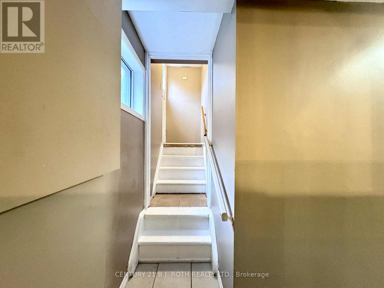 Lower - 141 Gunn Street, Barrie, Ontario  L4M 2H6 - Photo 3 - S12496358