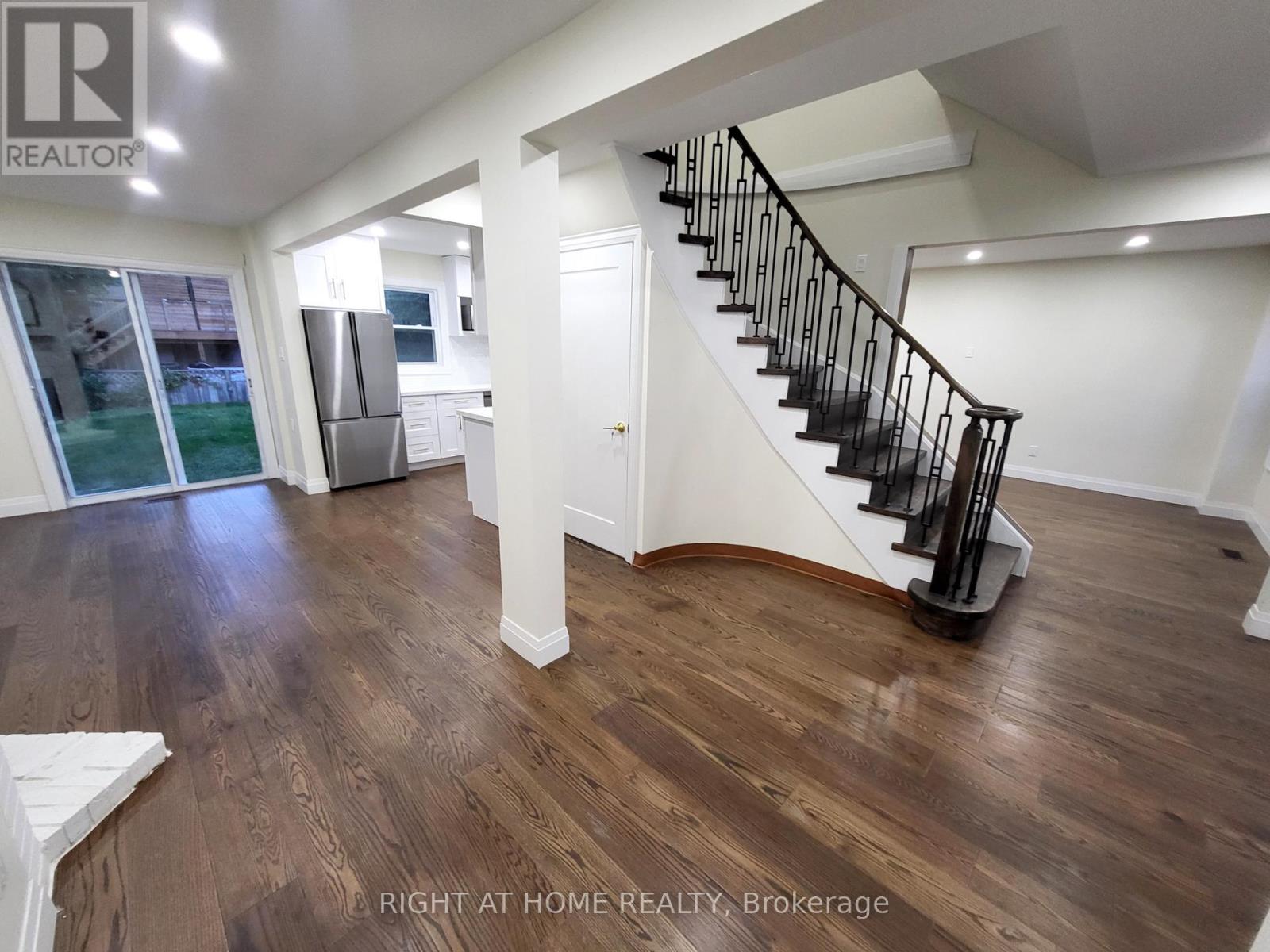 247 Hickling Trail, Barrie (Grove East), Ontario  L4M 5W9 - Photo 2 - S12496498