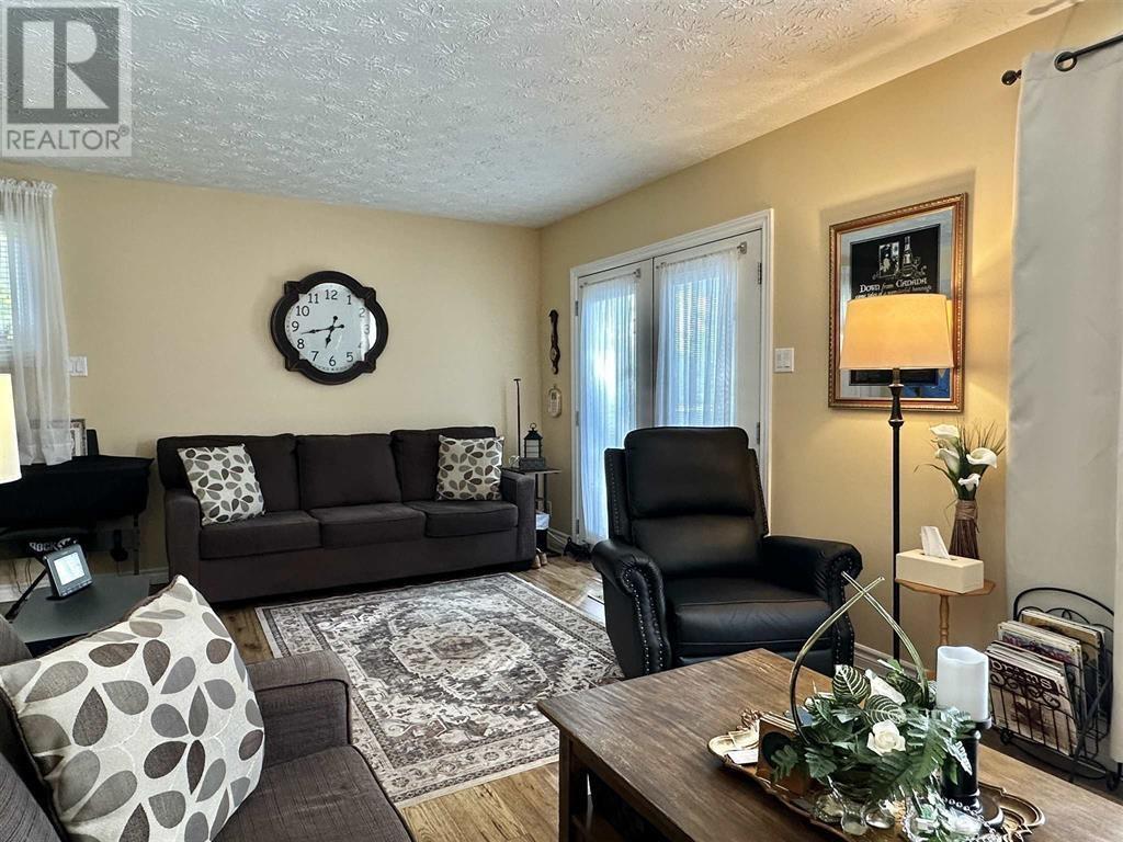 1 Gauthier Pl, Elliot Lake, Ontario  P5A 3M1 - Photo 4 - SM253136