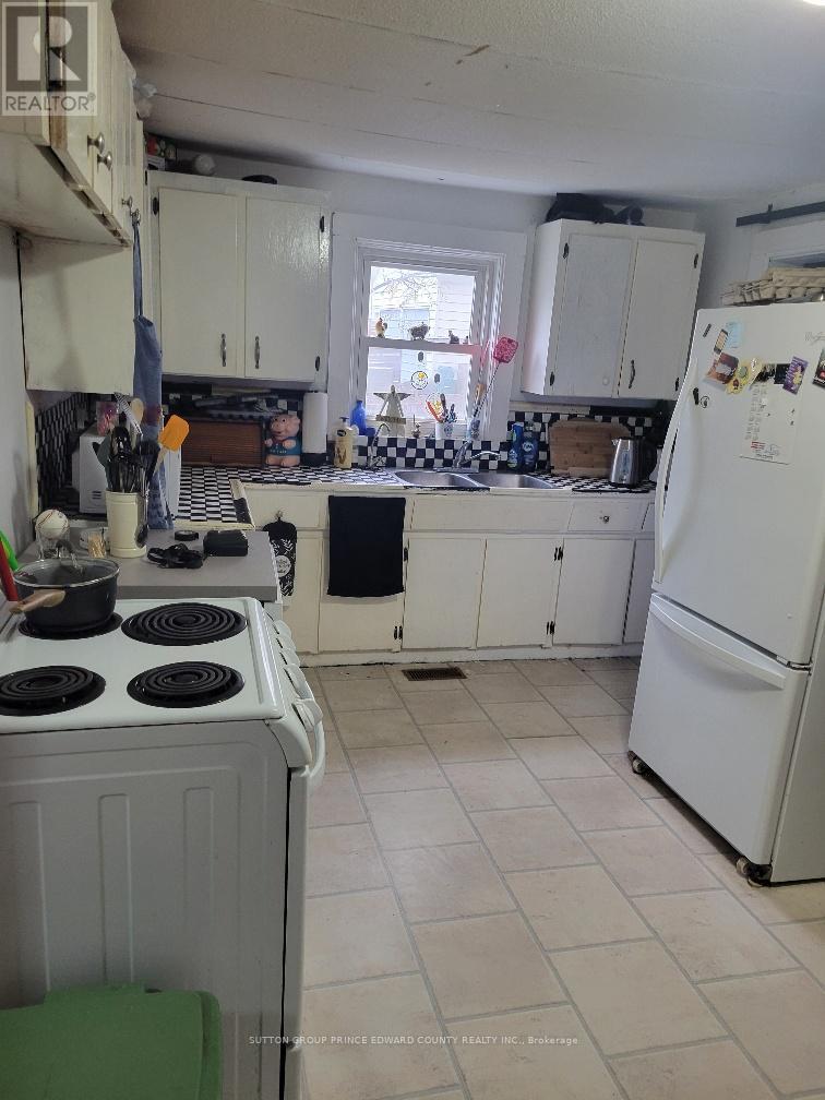 11 Low Street, Prince Edward County (Picton Ward), Ontario  K0K 2T0 - Photo 7 - X12496534