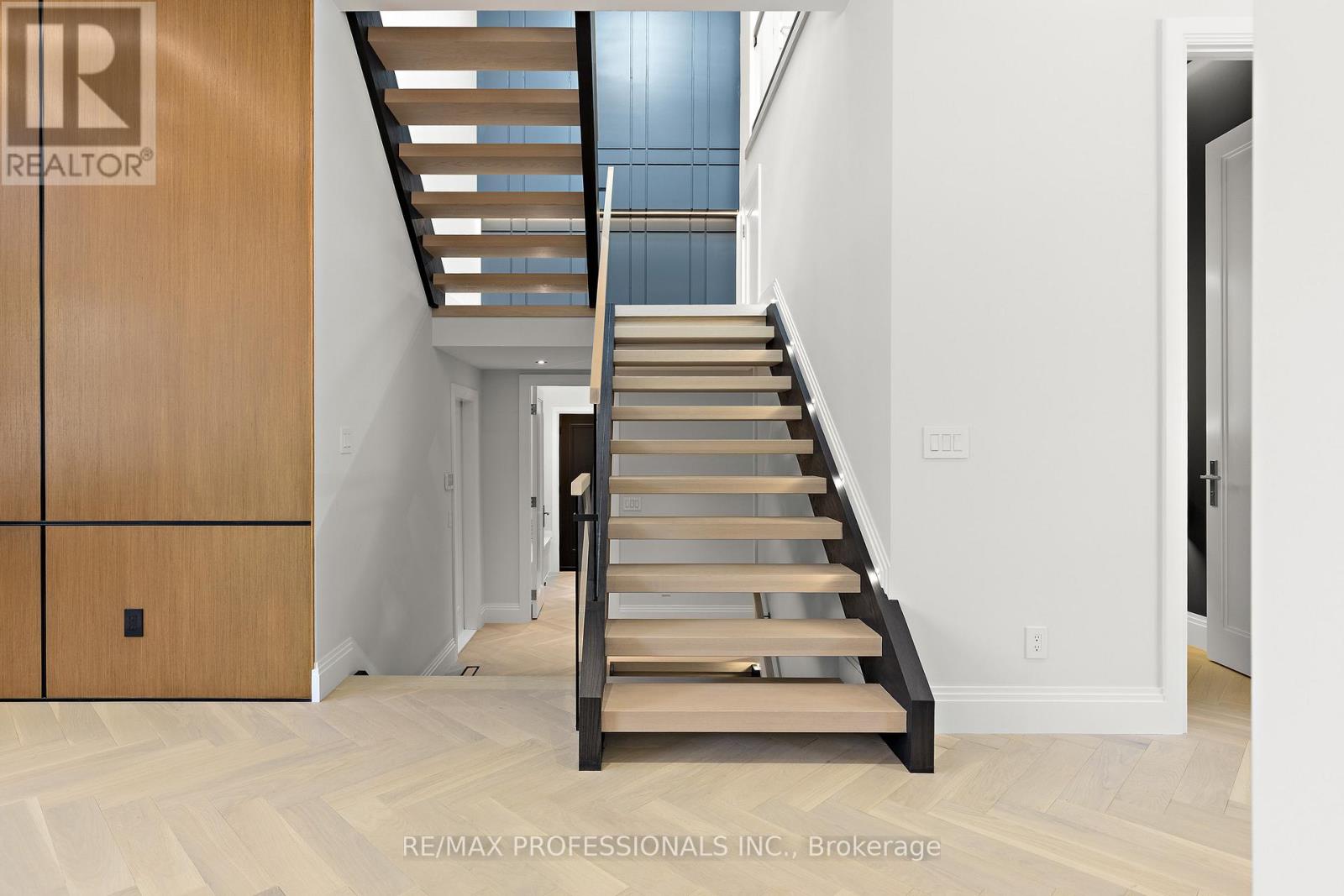 122 Ashbourne Drive, Toronto, Ontario  M9B 4H8 - Photo 20 - W12496278