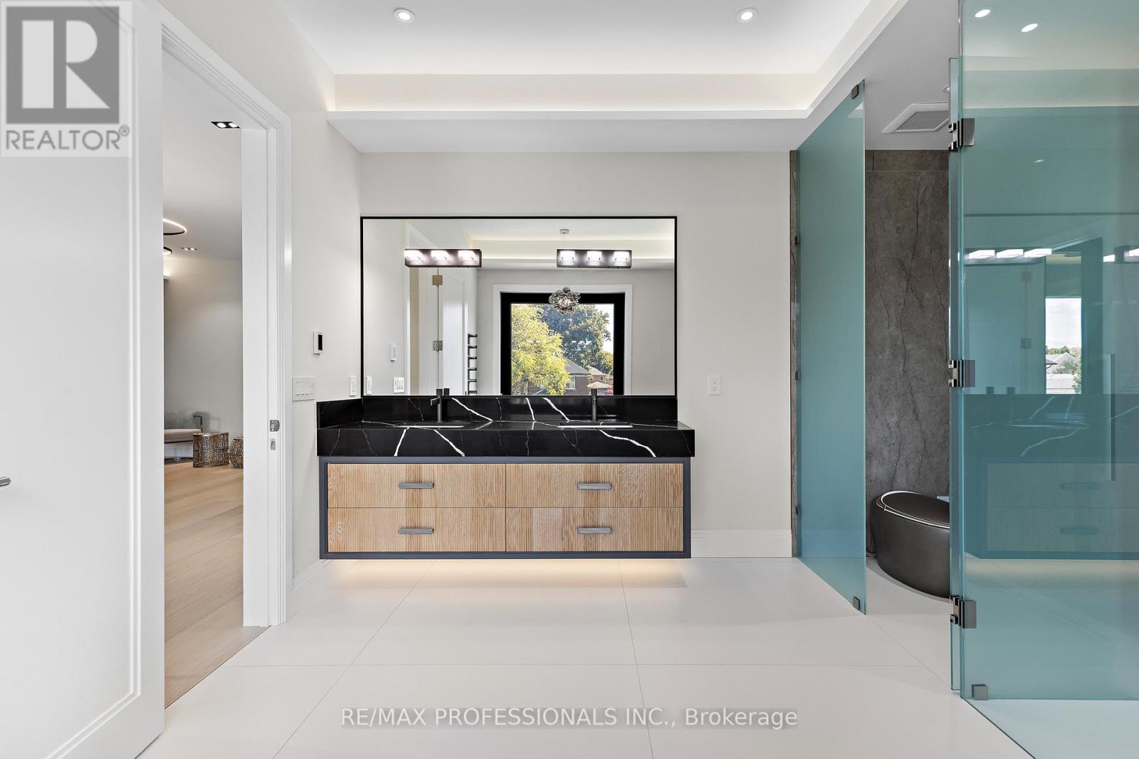 122 Ashbourne Drive, Toronto, Ontario  M9B 4H8 - Photo 23 - W12496278