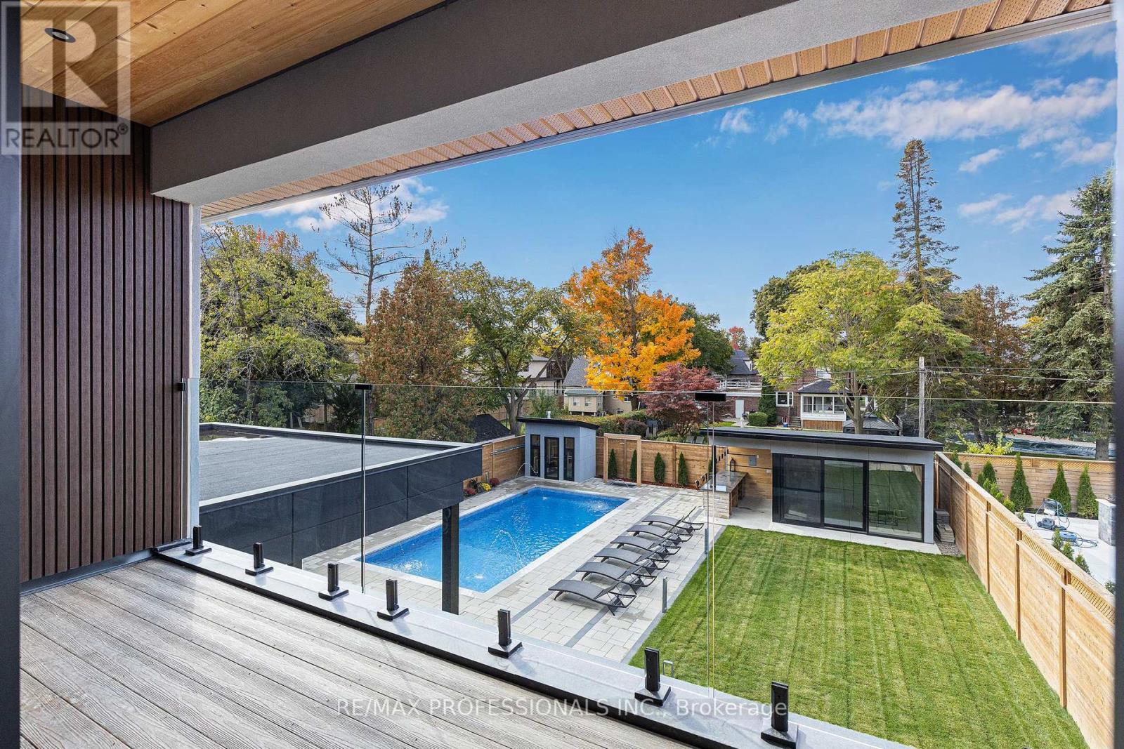 122 Ashbourne Drive, Toronto, Ontario  M9B 4H8 - Photo 26 - W12496278