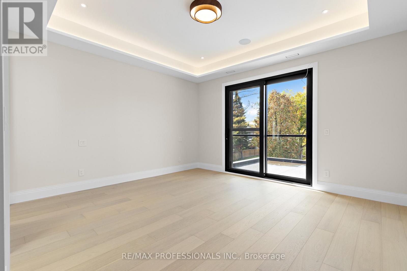 122 Ashbourne Drive, Toronto, Ontario  M9B 4H8 - Photo 30 - W12496278