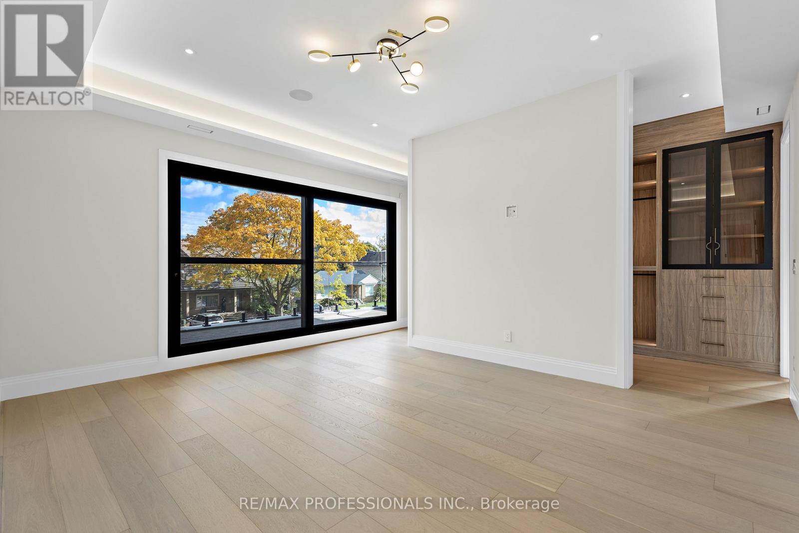 122 Ashbourne Drive, Toronto, Ontario  M9B 4H8 - Photo 33 - W12496278