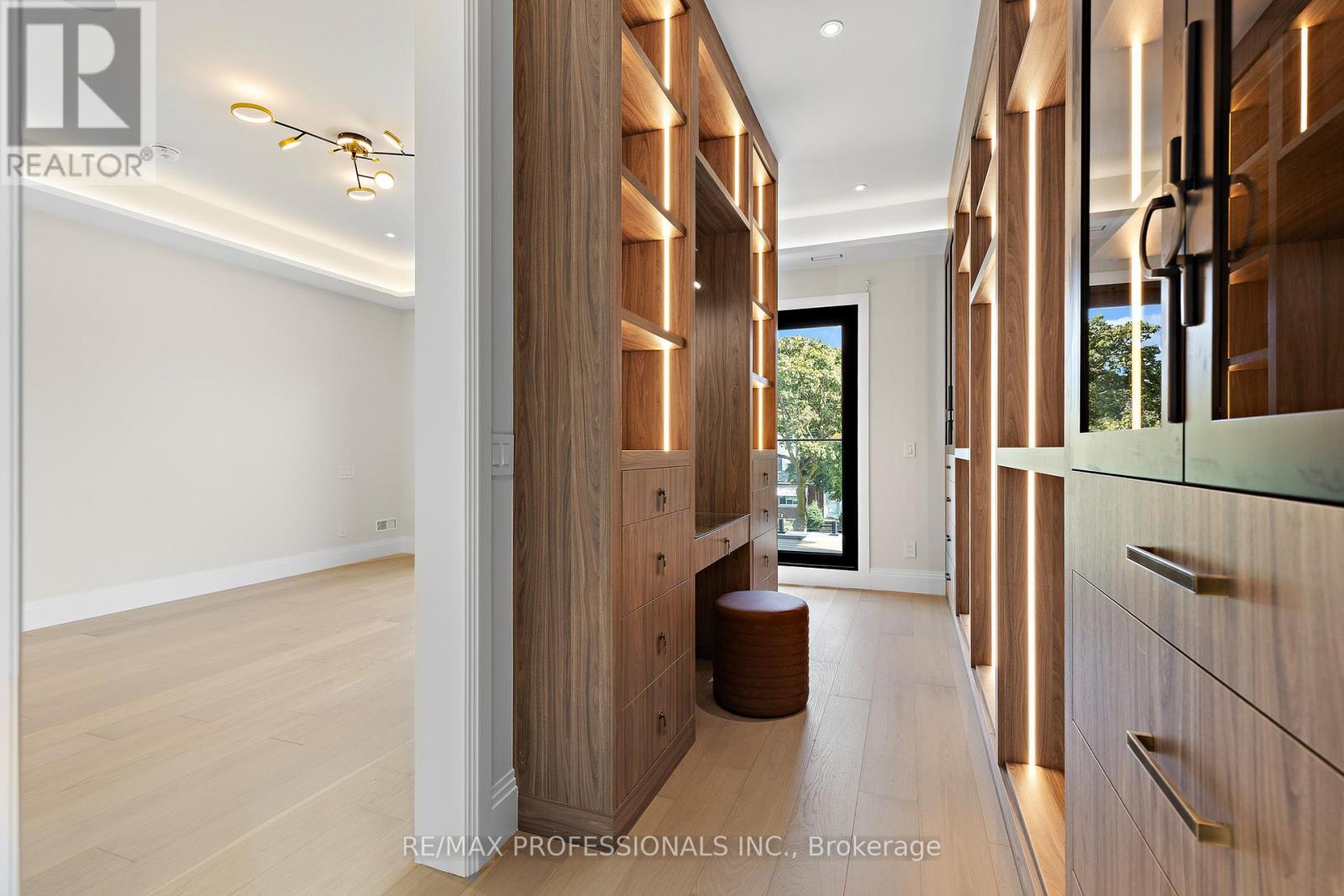 122 Ashbourne Drive, Toronto, Ontario  M9B 4H8 - Photo 34 - W12496278