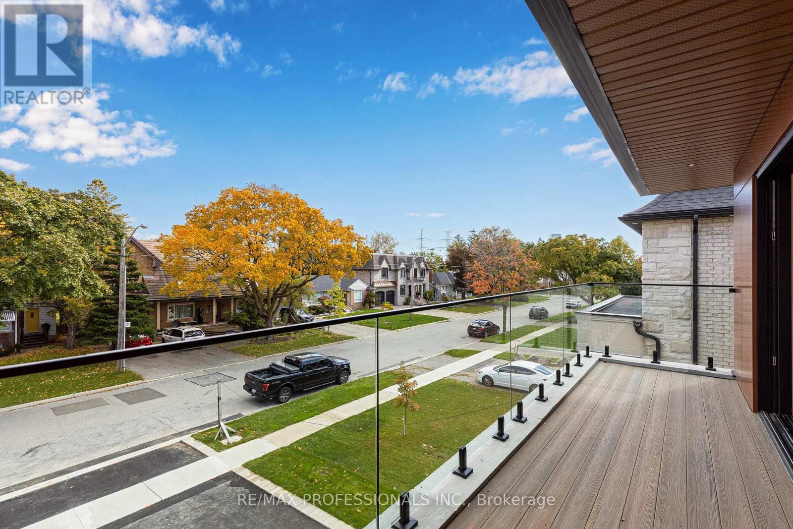 122 Ashbourne Drive, Toronto, Ontario  M9B 4H8 - Photo 36 - W12496278