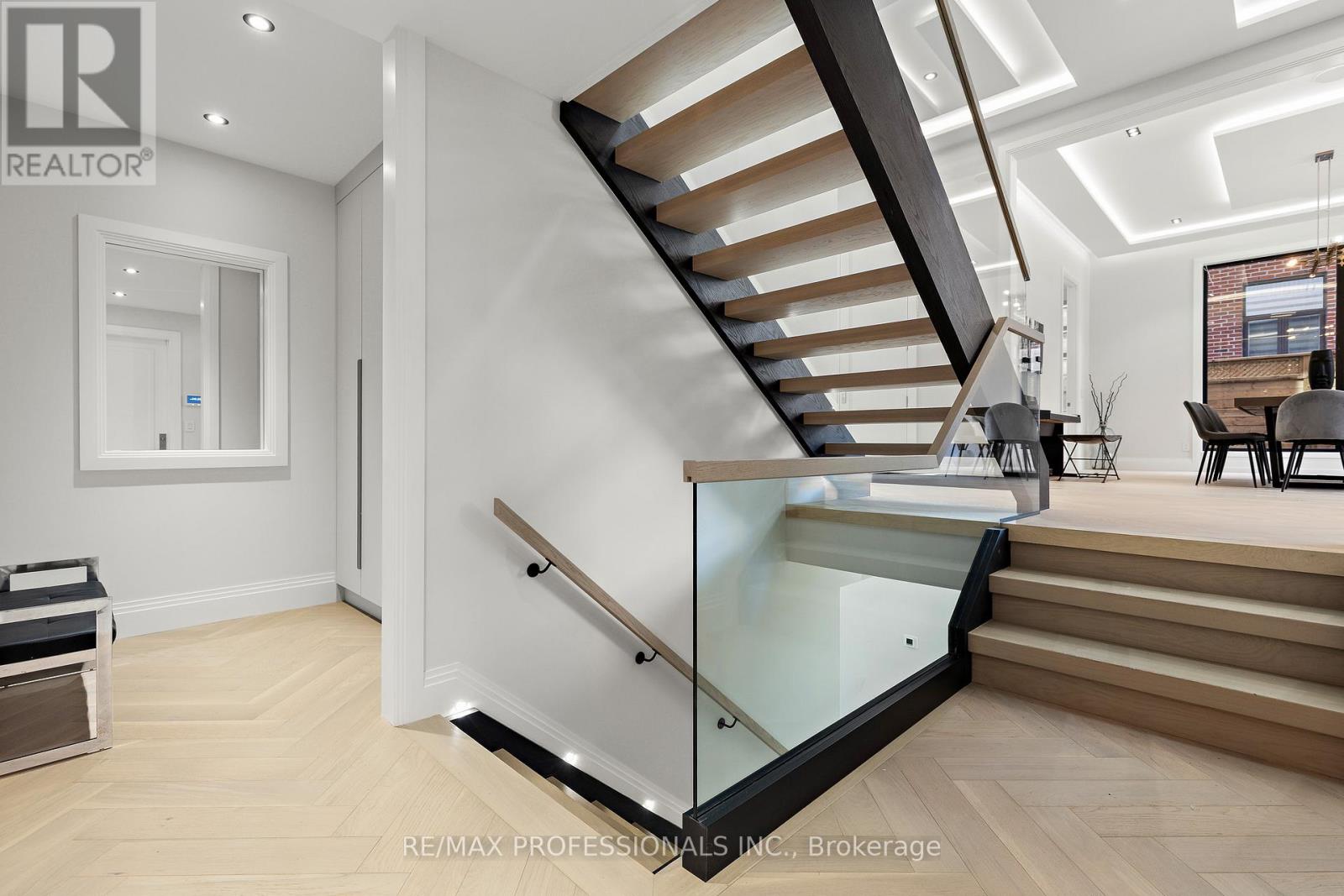 122 Ashbourne Drive, Toronto, Ontario  M9B 4H8 - Photo 38 - W12496278