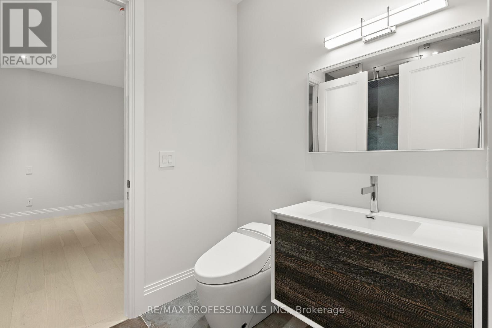 122 Ashbourne Drive, Toronto, Ontario  M9B 4H8 - Photo 46 - W12496278