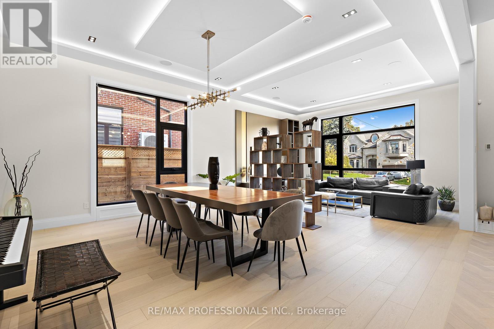 122 Ashbourne Drive, Toronto, Ontario  M9B 4H8 - Photo 5 - W12496278