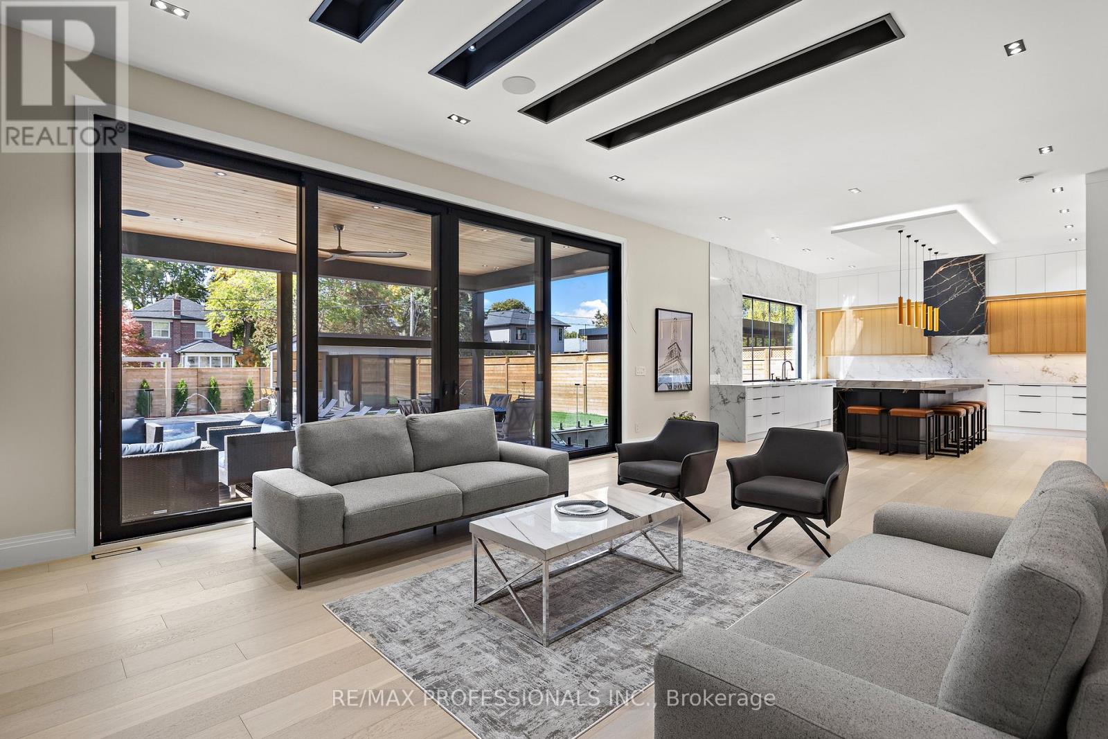 122 Ashbourne Drive, Toronto, Ontario  M9B 4H8 - Photo 8 - W12496278