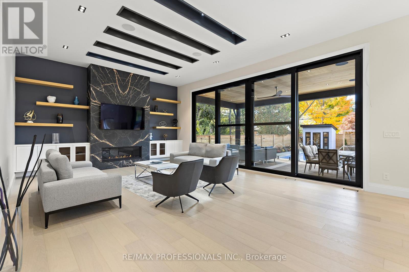 122 Ashbourne Drive, Toronto, Ontario  M9B 4H8 - Photo 9 - W12496278