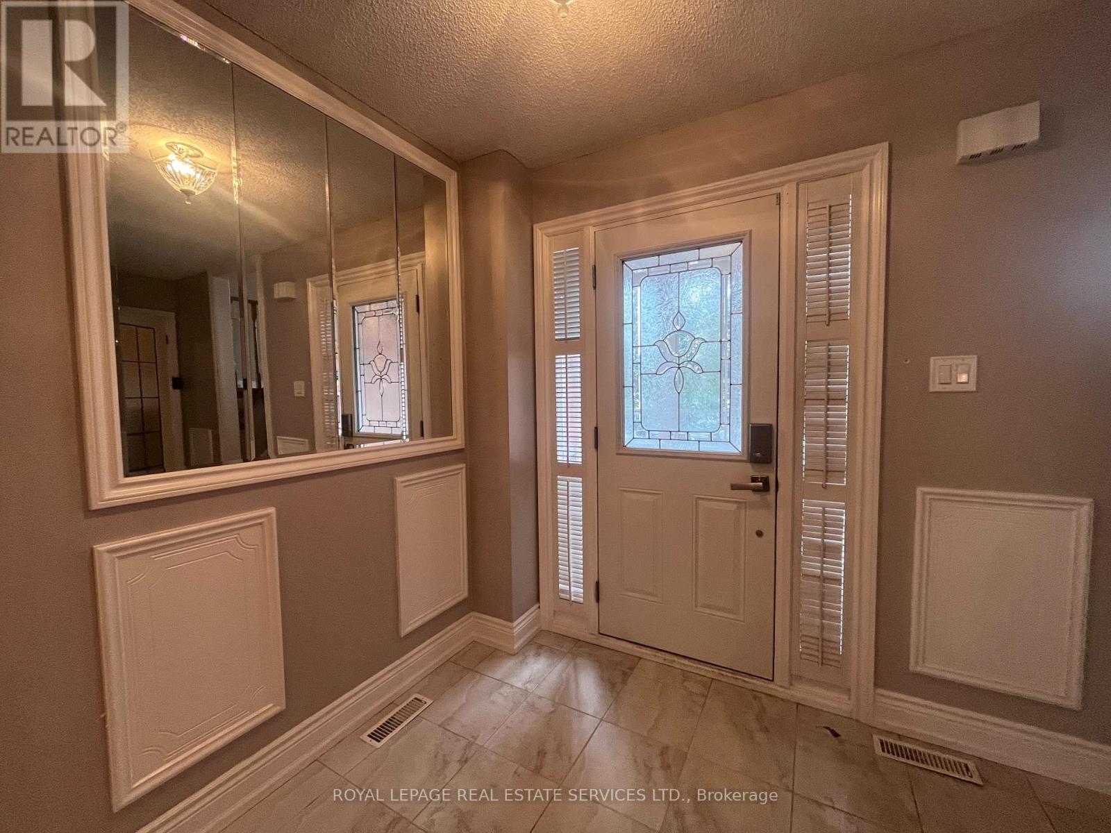 Upper - 5254 Astwell Avenue W, Mississauga, Ontario  L5R 3H8 - Photo 3 - W12496280