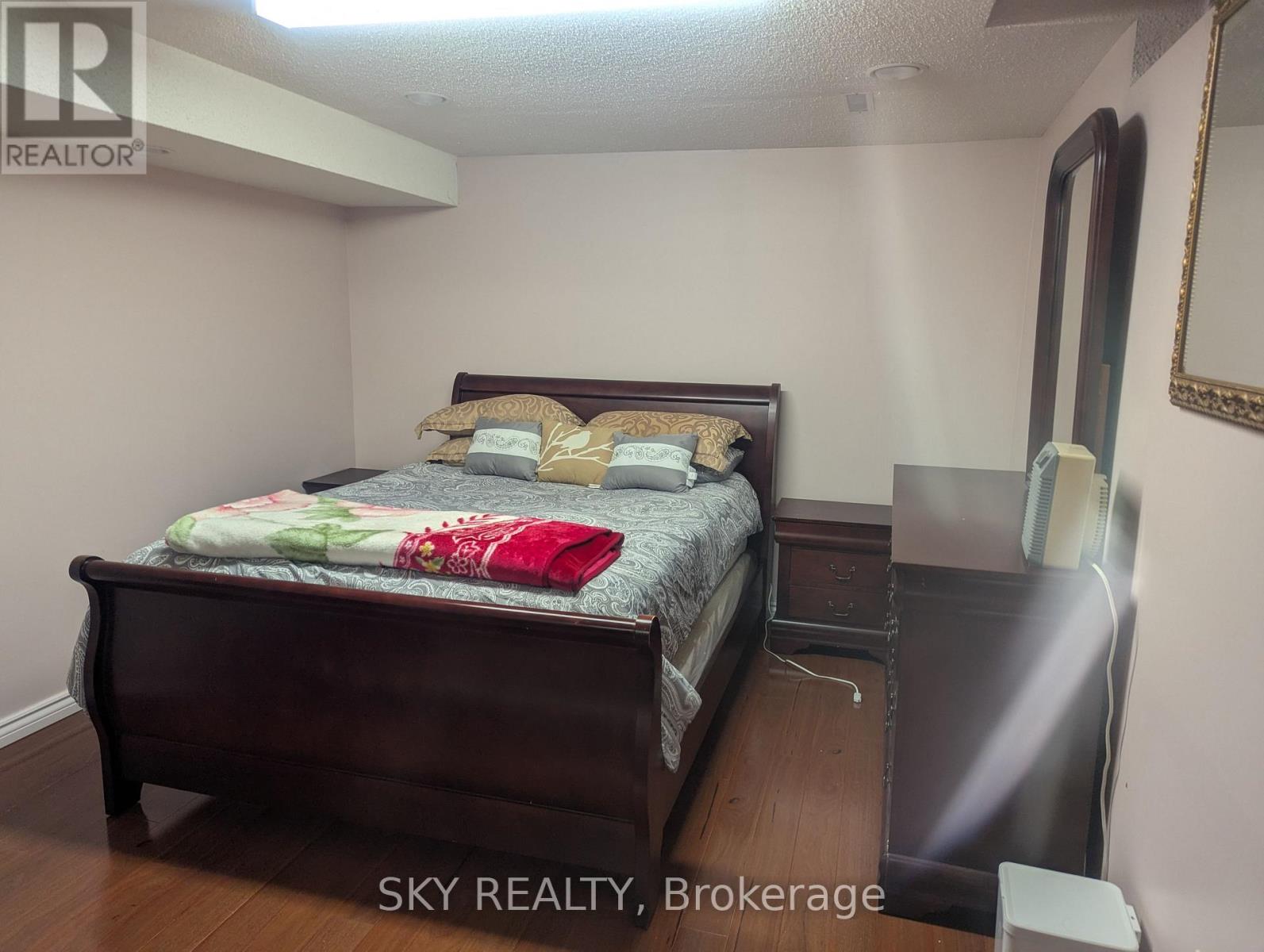 5775 Invergordon Lane, Mississauga, Ontario  L5M 4R1 - Photo 6 - W12496328