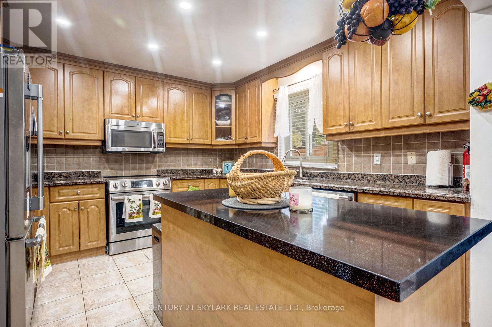 30 Wexford Road, Brampton (Heart Lake West), Ontario  L6Z 2V8 - Photo 18 - W12496334