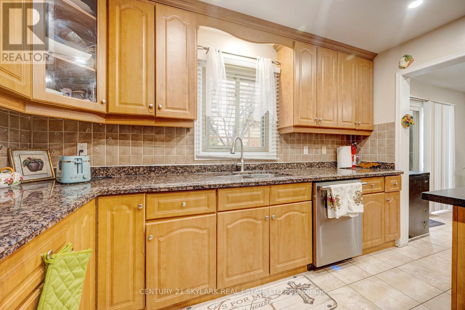 30 Wexford Road, Brampton (Heart Lake West), Ontario  L6Z 2V8 - Photo 19 - W12496334