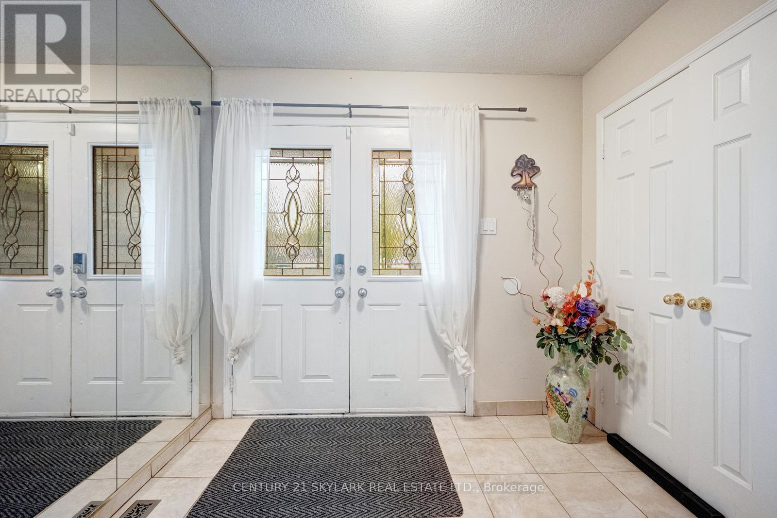 30 Wexford Road, Brampton (Heart Lake West), Ontario  L6Z 2V8 - Photo 6 - W12496334