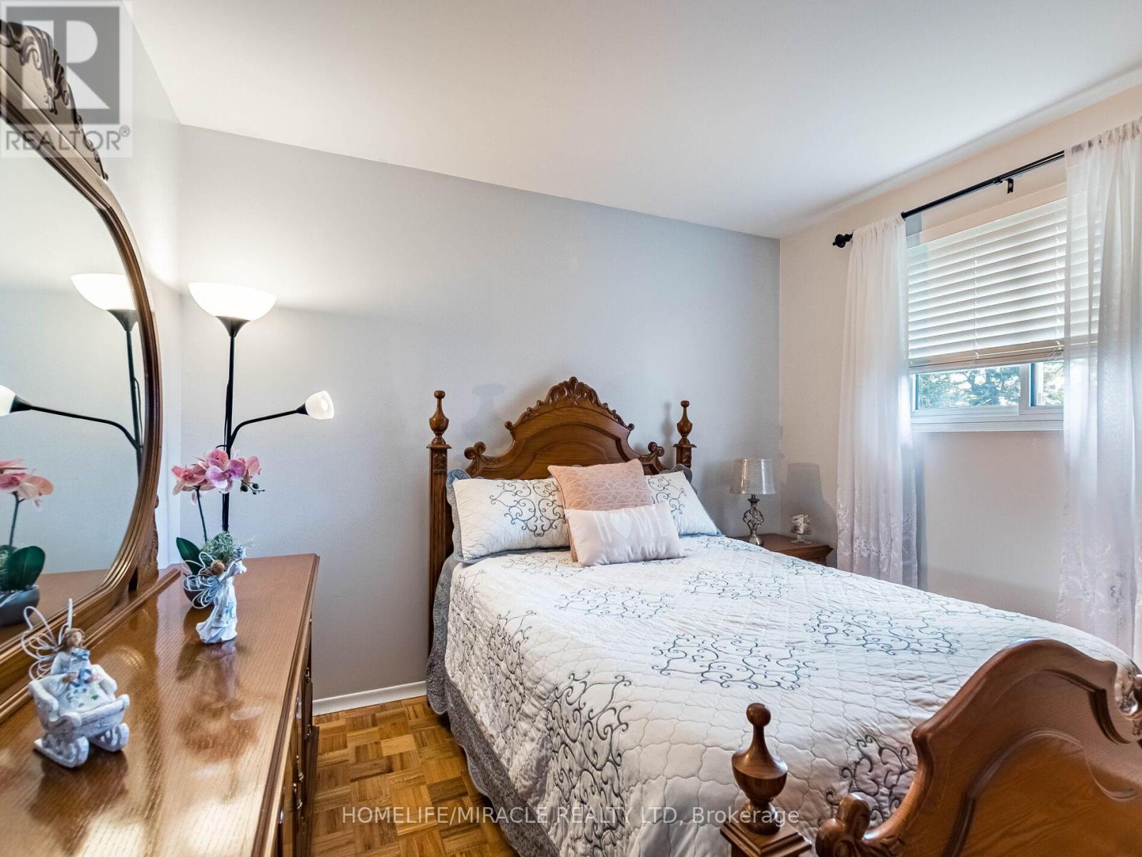 64 Geneva Crescent, Brampton, Ontario  L6S 1K9 - Photo 25 - W12496376