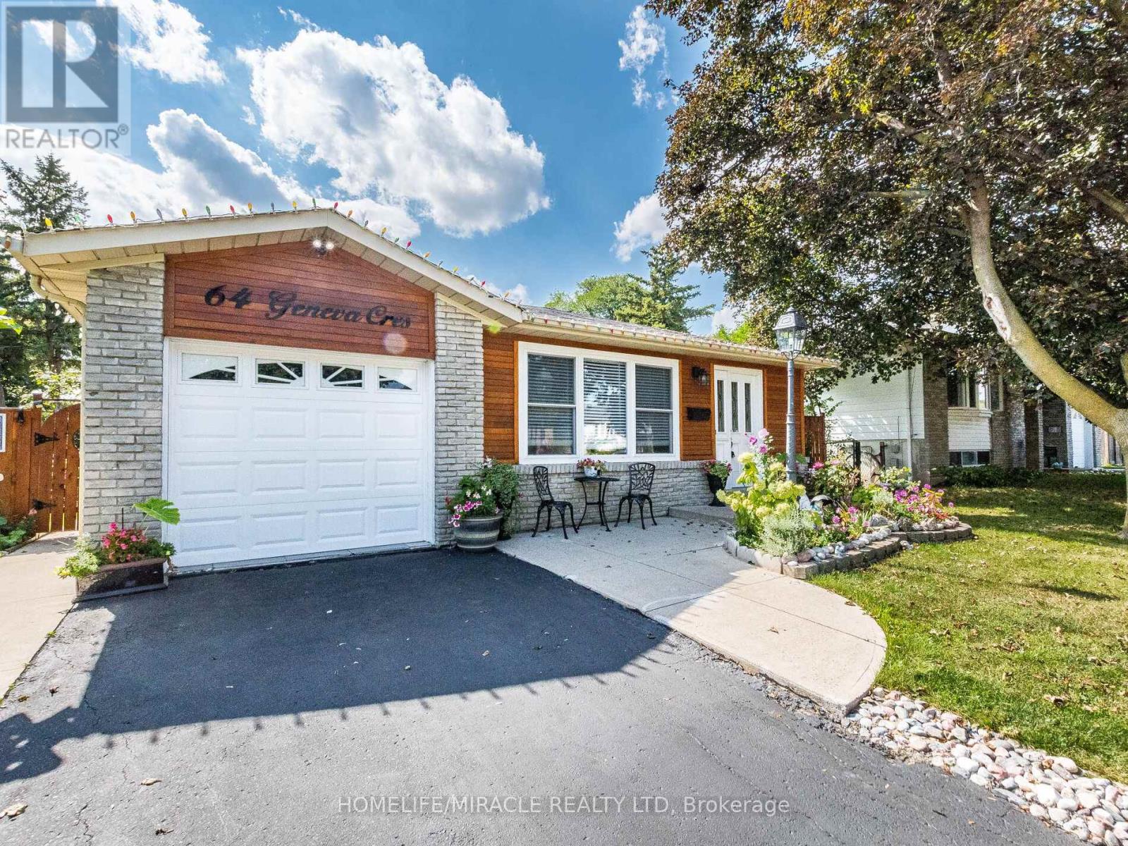 64 Geneva Crescent, Brampton, Ontario  L6S 1K9 - Photo 3 - W12496376