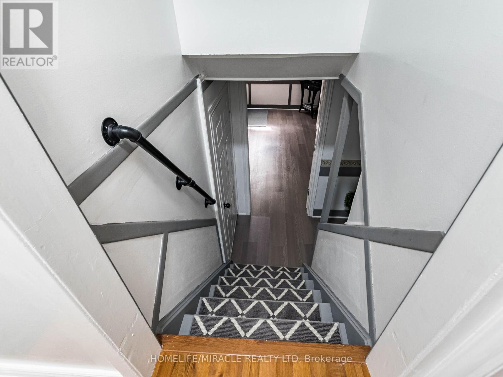 64 Geneva Crescent, Brampton, Ontario  L6S 1K9 - Photo 32 - W12496376