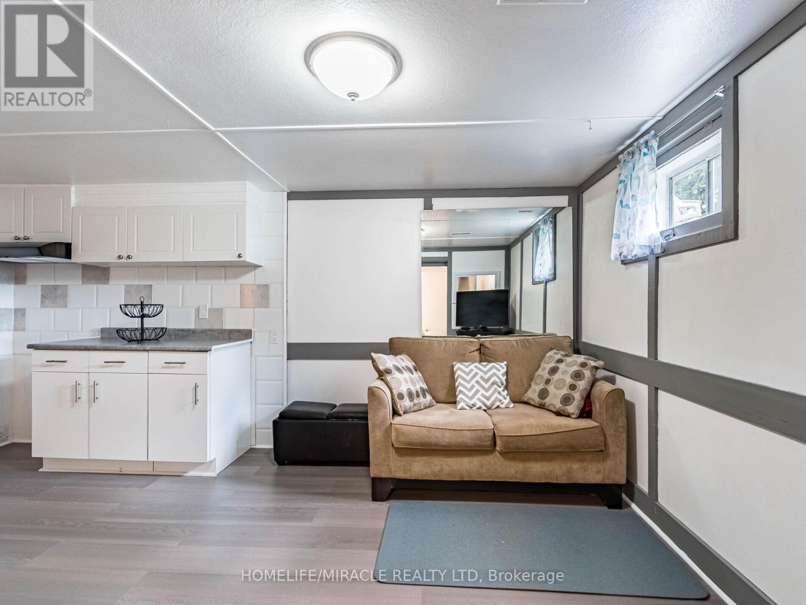 64 Geneva Crescent, Brampton, Ontario  L6S 1K9 - Photo 35 - W12496376