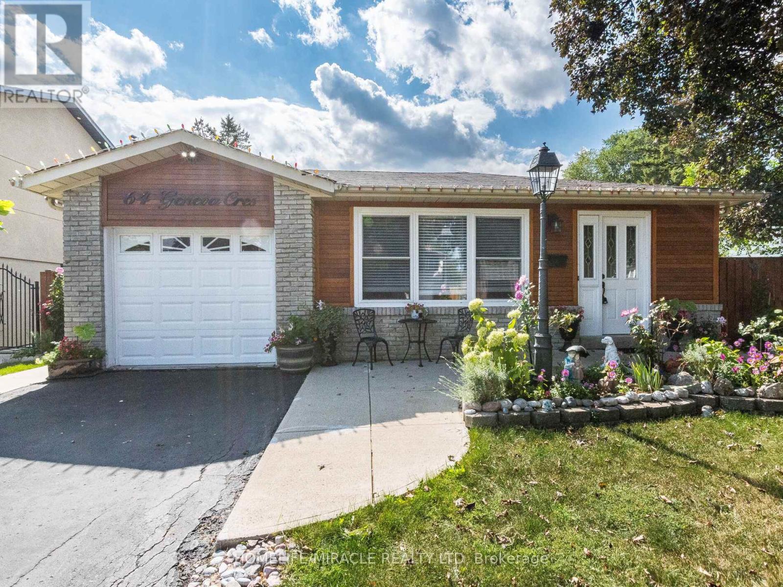 64 Geneva Crescent, Brampton, Ontario  L6S 1K9 - Photo 4 - W12496376
