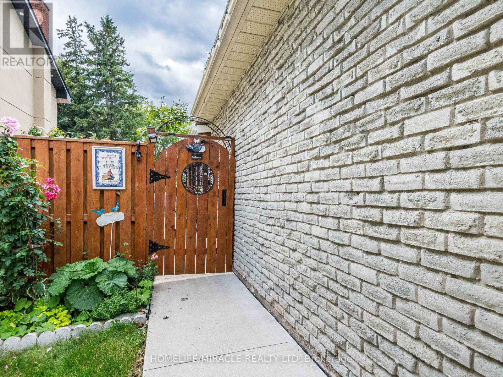 64 Geneva Crescent, Brampton, Ontario  L6S 1K9 - Photo 49 - W12496376