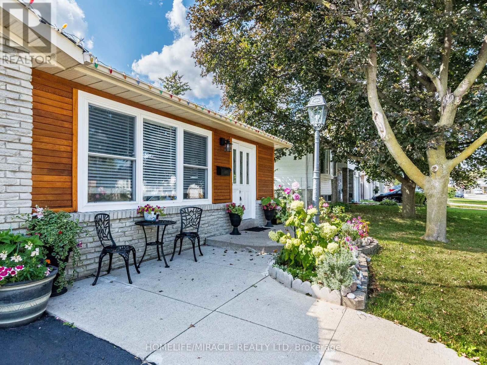 64 Geneva Crescent, Brampton, Ontario  L6S 1K9 - Photo 5 - W12496376