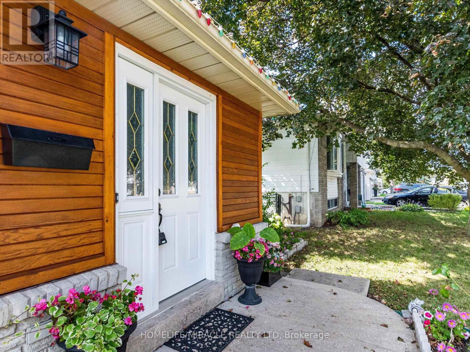 64 Geneva Crescent, Brampton, Ontario  L6S 1K9 - Photo 6 - W12496376