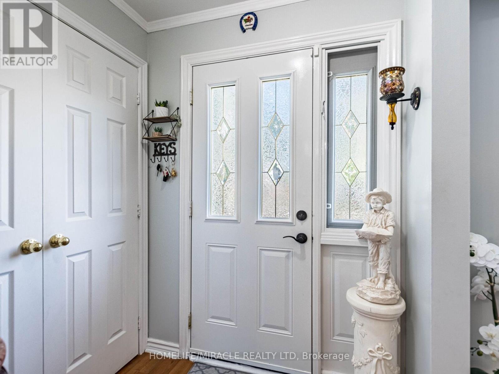 64 Geneva Crescent, Brampton, Ontario  L6S 1K9 - Photo 8 - W12496376