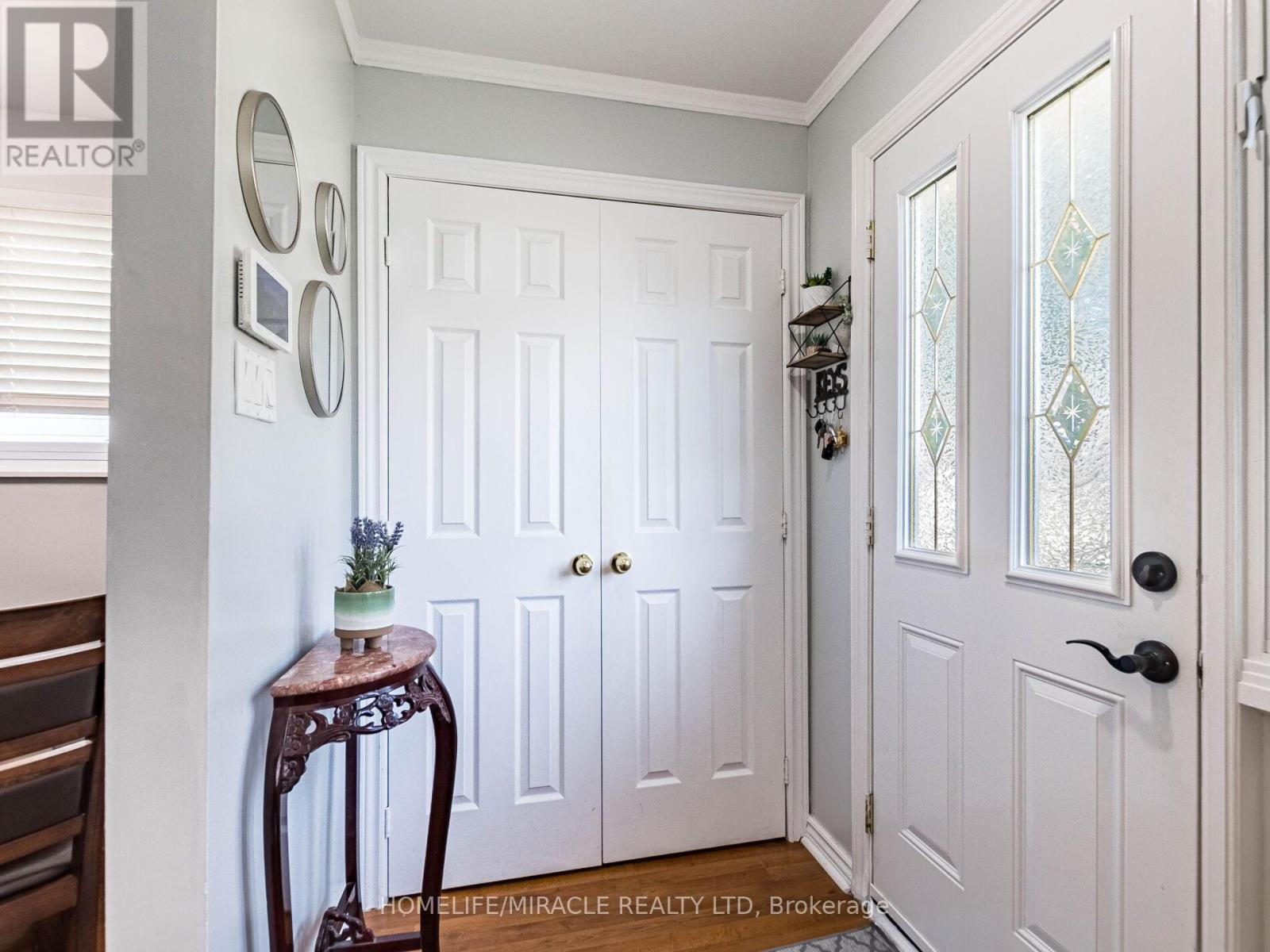 64 Geneva Crescent, Brampton, Ontario  L6S 1K9 - Photo 9 - W12496376