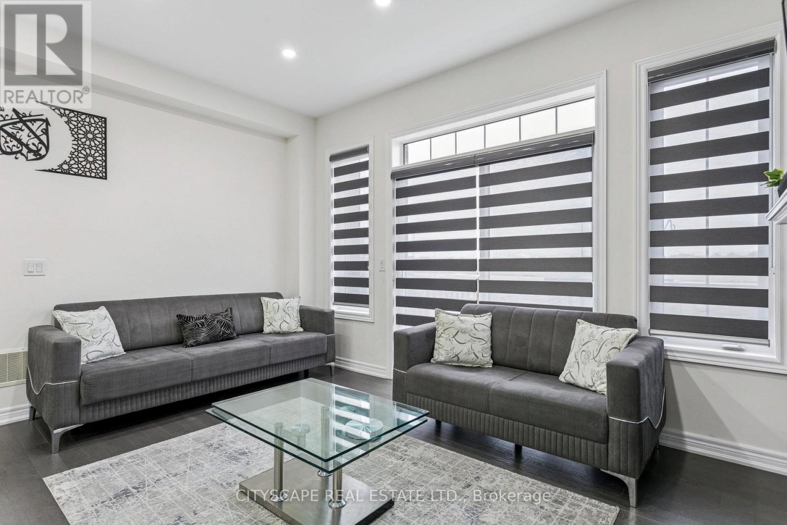 72 Finegan Circle, Brampton, Ontario  L7A 4Z8 - Photo 12 - W12496482