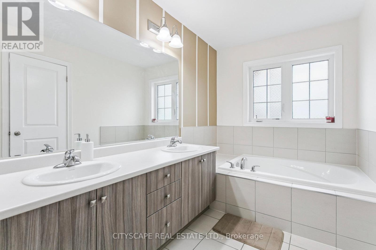 72 Finegan Circle, Brampton, Ontario  L7A 4Z8 - Photo 32 - W12496482