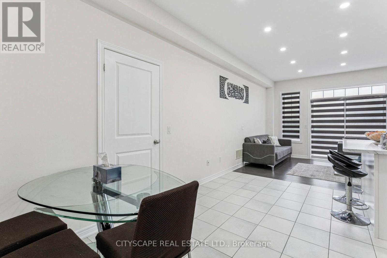 72 Finegan Circle, Brampton, Ontario  L7A 4Z8 - Photo 7 - W12496482