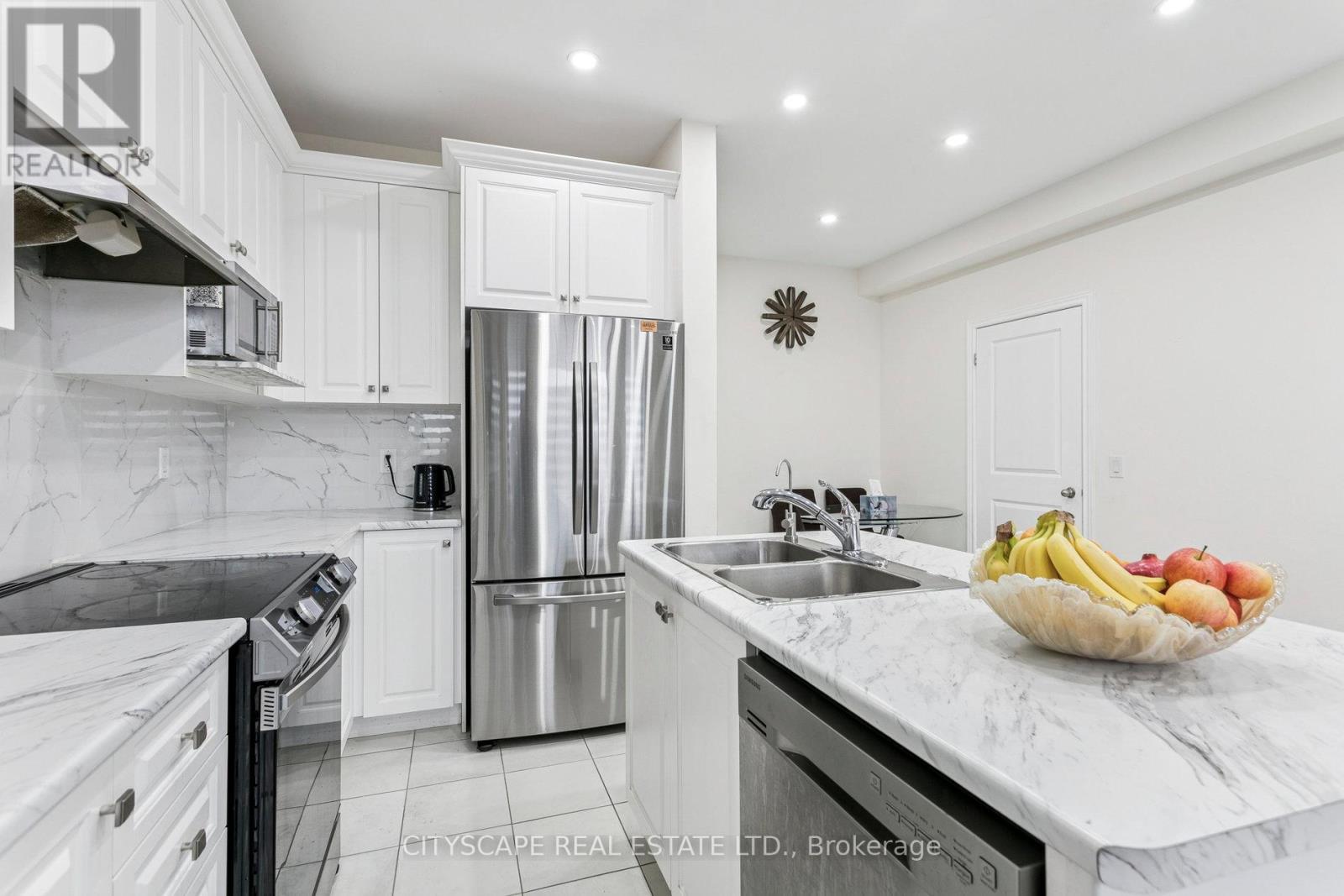 72 Finegan Circle, Brampton, Ontario  L7A 4Z8 - Photo 9 - W12496482