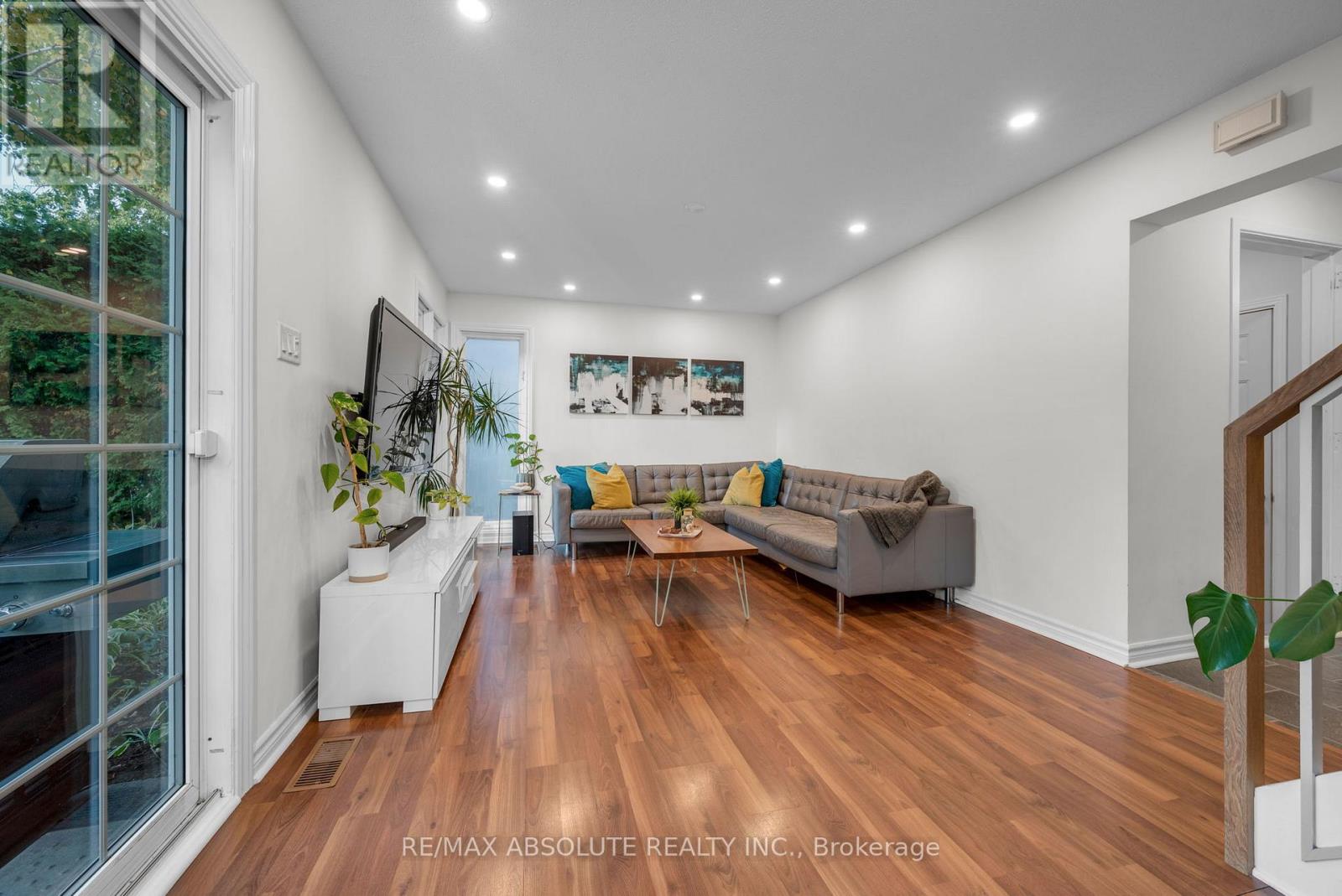 22 Inuvik Crescent, Ottawa, Ontario  K2L 1A2 - Photo 21 - X12496530