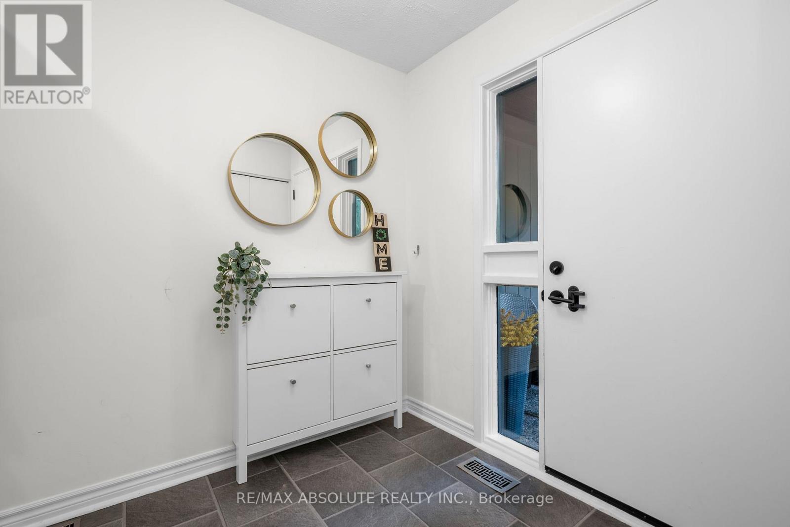 22 Inuvik Crescent, Ottawa, Ontario  K2L 1A2 - Photo 4 - X12496530