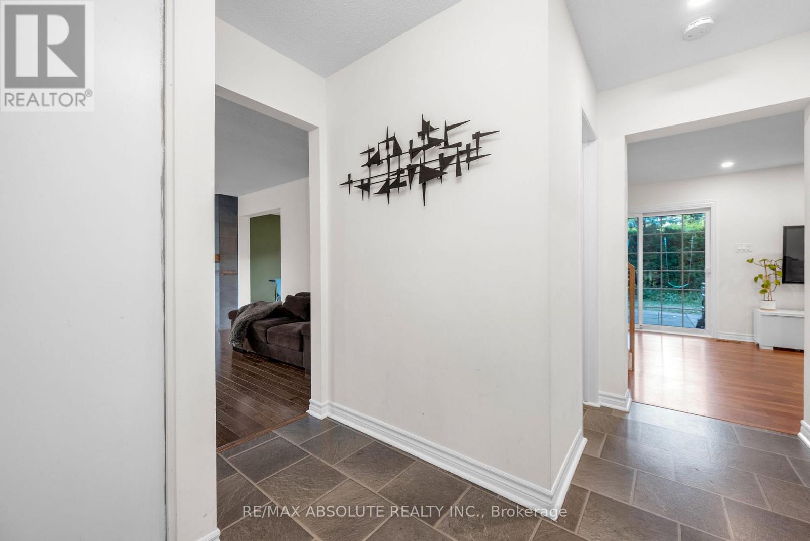 22 Inuvik Crescent, Ottawa, Ontario  K2L 1A2 - Photo 6 - X12496530